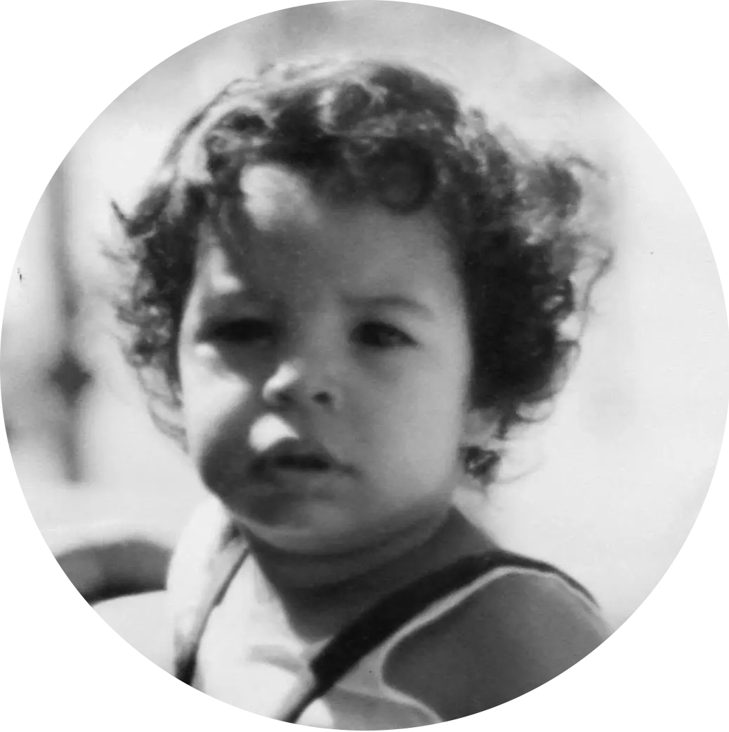 Retrato de infância em preto e branco